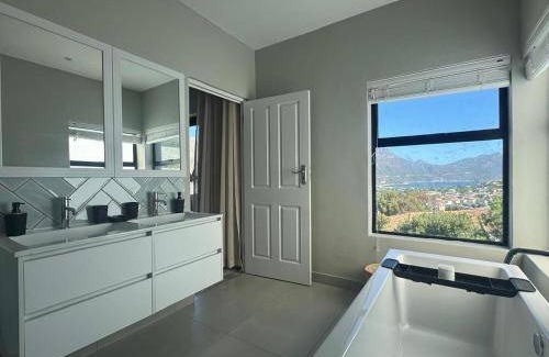 Hout Bay Apartment | 200 m² Apartment ∙ 4 bedrooms ∙ 8 guests