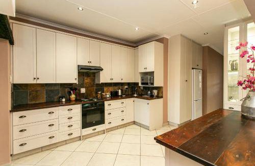 Oudtshoorn Apartment | 200 m² Apartment ∙ 3 bedrooms ∙ 6 guests