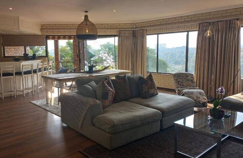 Greater Johannesburg Metropolitan Area Bed & Breakfast | 200 m² Bed and breakfast ∙ 3 bedrooms ∙ 6 guests