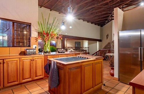 Hazyview Cabin | 200 m² Lodge ∙ 6 bedrooms ∙ 12 guests