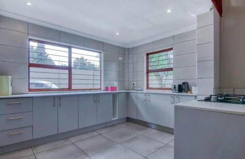 Greater Johannesburg Metropolitan Area Villa | 2000 m² Villa ∙ 3 bedrooms ∙ 6 guests