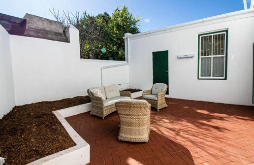 Graaff-Reinet Apartment | 238 m² Apartment ∙ 2 bedrooms ∙ 4 guests