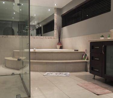 Ekurhuleni Apartment | 238 m² Apartment ∙ 3 bedrooms ∙ 6 guests