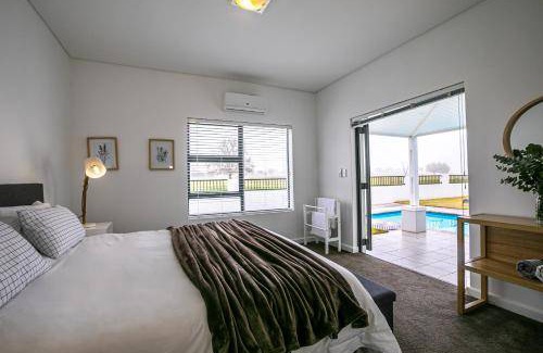Robertson House | 238 m² House ∙ 3 bedrooms ∙ 6 guests