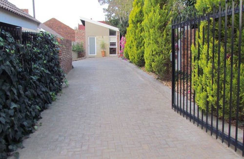 Bloemfontein House | 240 m² House ∙ 3 bedrooms ∙ 5 guests