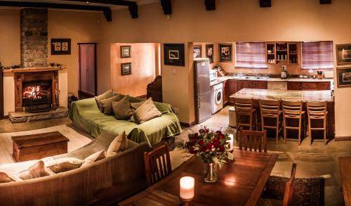 Nottingham Road House | 250 m² Farmhouse ∙ 2 bedrooms ∙ 4 guests