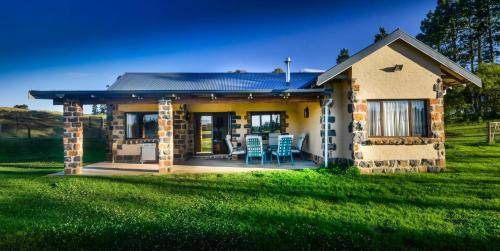 Nottingham Road House | 250 m² Farmhouse ∙ 2 bedrooms ∙ 4 guests
