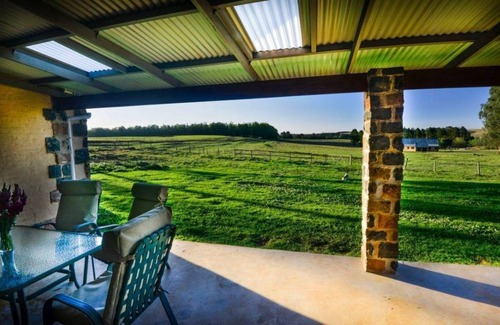 Nottingham Road House | 250 m² Farmhouse ∙ 2 bedrooms ∙ 4 guests