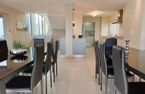 Gordons Bay Central Villa | 250 m² Villa ∙ 6 bedrooms ∙ 12 guests