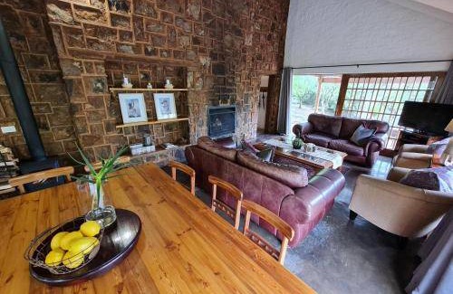 Dullstroom Cabin | 255 m² Lodge ∙ 5 bedrooms ∙ 10 guests