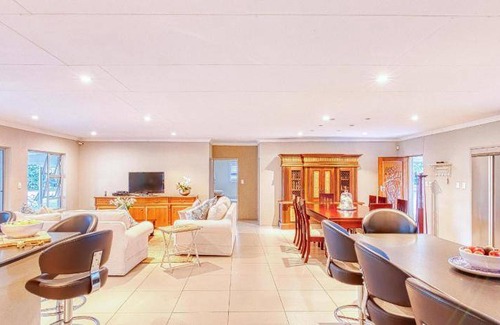 Vanderbijlpark House | 280 m² House ∙ 4 bedrooms ∙ 6 guests