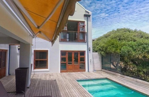 Bloubergstrand Bed & Breakfast | 300 m² Bed and breakfast ∙ 5 bedrooms ∙ 127 guests