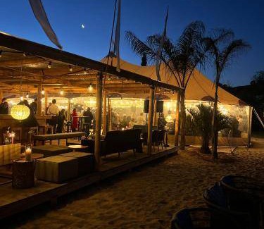 Bonnievale House | 300 m² Farmhouse ∙ 4 bedrooms ∙ 8 guests