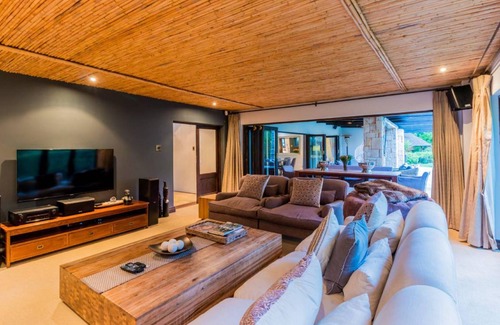 Constantia House | 320 m² House ∙ 4 bedrooms ∙ 10 guests