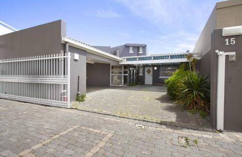 Gordons Bay Central Apartment | 330 m² Apartment ∙ 6 bedrooms ∙ 12 guests