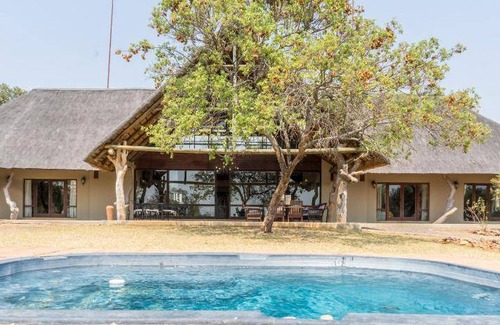 Leeupoort House | 376 m² House ∙ 8 bedrooms ∙ 16 guests