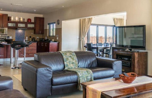 Leeupoort House | 376 m² House ∙ 8 bedrooms ∙ 16 guests