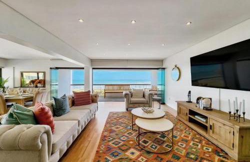 Three Anchor Bay Apartment | 3bed Apartment in Cape Town w Views Ocean Outlook