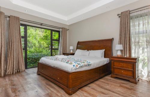 Greater Johannesburg Metropolitan Area House | 4 Bedroom - Family Home - Tennis Court - Pool