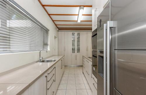 Greater Johannesburg Metropolitan Area House | 4 Bedroom - Family Home - Tennis Court - Pool