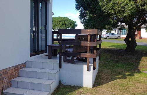L'Agulhas House | 4 On Hoffman Seaview
