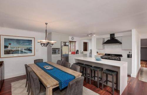 Somerset West House | 400 m² House ∙ 4 bedrooms ∙ 8 guests