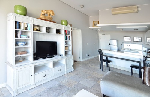 Victoria and Alfred Waterfront Apartment | 410 Harbor Bridge Apartment