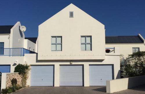 Calypso Beach House | 420 m² House ∙ 5 bedrooms ∙ 10 guests