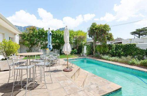 Claremont House | 450 m² House ∙ 3 bedrooms ∙ 6 guests
