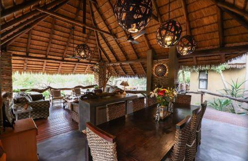 Hoedspruit Cabin | 450 m² Lodge ∙ 5 bedrooms ∙ 127 guests