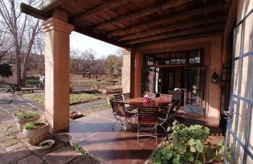 Magaliesberg Villa | 450 m² Villa ∙ 4 bedrooms ∙ 8 guests