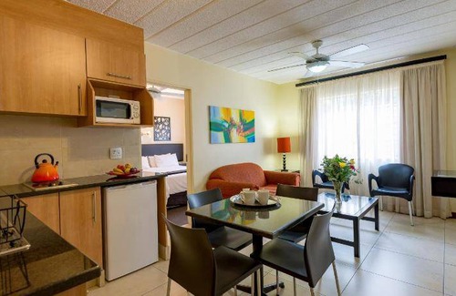 Greater Johannesburg Metropolitan Area Apartment | 48 m² Serviced apartment ∙ 2 bedrooms ∙ 127 guests