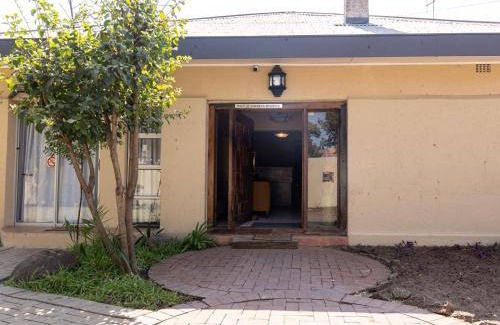 Mahikeng Bed & Breakfast | 50 m² Bed and breakfast ∙ 4 guests