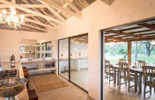 Thorny Bush Game Reserve Cabin | 50 m² Lodge ∙ 4 guests