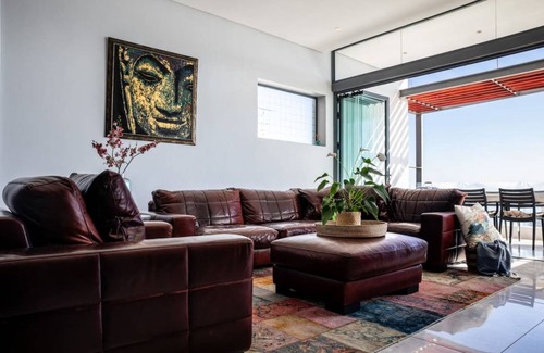 Green Point House | 500 m² House ∙ 3 bedrooms ∙ 8 guests
