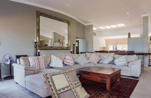 Tinley Manor House | 500 m² House ∙ 7 bedrooms ∙ 14 guests