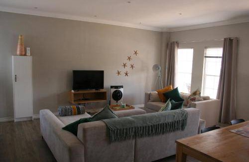 Hermanus City-Centre House | 65 m² House ∙ 1 bedroom ∙ 4 guests