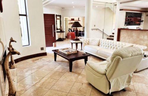 Hartbeespoort Villa | 685 m² Villa ∙ 5 bedrooms ∙ 10 guests