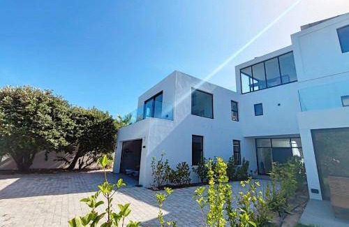 Sunset Beach House | 700 m² House ∙ 6 bedrooms ∙ 10 guests