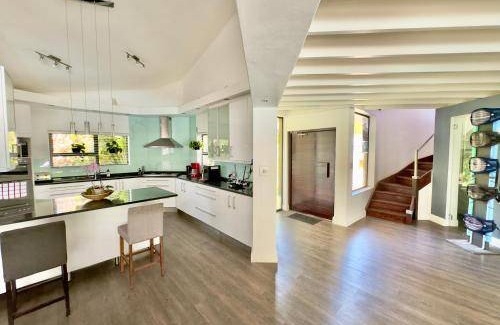 Sunset Beach Resort | 700 m² Resort ∙ 4 bedrooms ∙ 10 guests