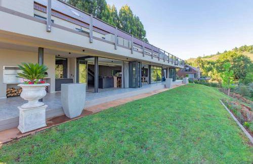 Dullstroom Villa | 700 m² Villa ∙ 5 bedrooms ∙ 10 guests