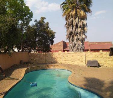 Vanderbijlpark House | 760 m² House ∙ 3 bedrooms ∙ 6 guests