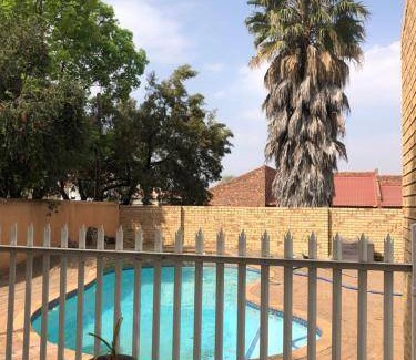 Vanderbijlpark House | 760 m² House ∙ 3 bedrooms ∙ 6 guests