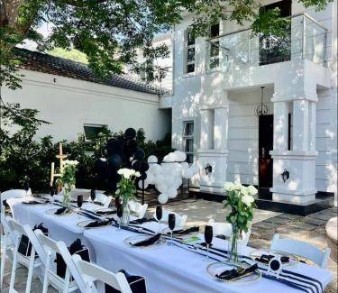 Greater Johannesburg Metropolitan Area Apartment | 80 m² Serviced apartment ∙ 3 bedrooms ∙ 6 guests