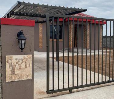 Moses Kotane House | 85 m² House ∙ 2 bedrooms ∙ 4 guests