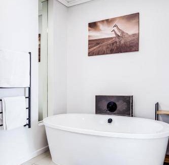 Century City Apartment | 90 m² Apartment ∙ 1 bedroom ∙ 2 guests