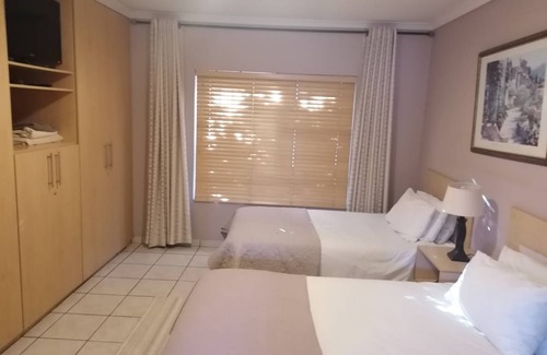 Kempton Park House | 95 m² House ∙ 3 bedrooms ∙ 6 guests