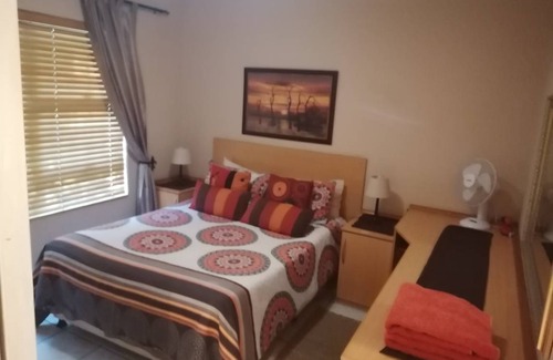Kempton Park House | 95 m² House ∙ 3 bedrooms ∙ 6 guests