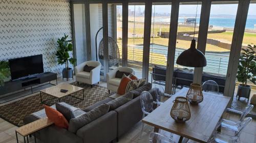 Durban Point Apartment | Accommodation Front - Gorgeous 4 Sleeper Beachfront Apartment