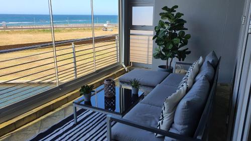 Durban Point Apartment | Accommodation Front - Gorgeous 4 Sleeper Beachfront Apartment